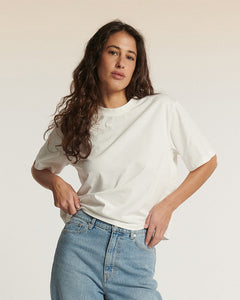 Jean femme en denim 100 % coton bleu clair, coupe droite ajustée offrant un confort idéal et adaptable à toutes les morphologies.