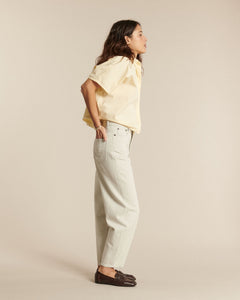 Jean pour femme en denim 100 % coton non teint, de couleur granit clair, coupe droite et ajustée qui convient à toutes les morphologies.