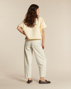 Jean femme en denim 100 % coton non teint, couleur granit clair, coupe droite légèrement large et confort ajusté à la taille.