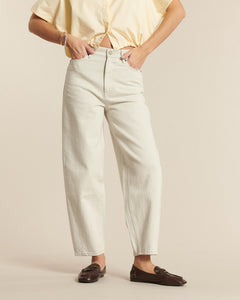 Jean en denim non teinté de couleur granit clair, coupe droite avec une taille haute, matière 100 % coton offrant un tombé souple et confortable.