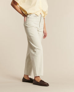 Jean en denim 100% coton non teinté couleur granit clair, coupe droite et ajustée, conçu pour s’adapter à toutes les morphologies féminines.