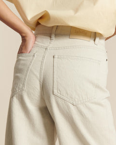 Jean en denim 100% coton de couleur granit clair, coupe droite et légèrement large, adapté à toutes les morphologies féminines.