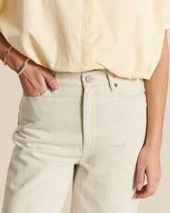 Jean pour femme en denim 100 % coton de couleur granit claire, coupe droite et ajustée, idéal pour un style casual et confortable.