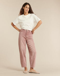 Jean droit en denim rose quartz 100 % coton, coupe confortable et adaptée à toutes les morphologies, idéal pour l'été avec une matière légère et respirante.
Porté par le mannequin de face