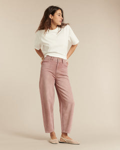 Jean en denim couleur quartz rosé, coupe droite légèrement large, en coton, offrant un ajustement confortable et adapté à toutes les morphologies féminines.
Porté par le mannequin de face