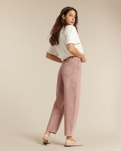 Jean pour femme en denim 100% coton teinte quartz, coupe droite légèrement ample, offrant un tombé fluide qui s'adapte à toutes les morphologies.
Porté par le mannequin de dos