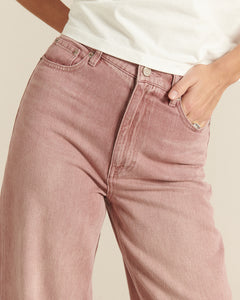 Jean femme en denim 100% coton couleur quartz, coupe droite légèrement large et confortable adaptée à toutes les morphologies.
Porté par le mannequin détail