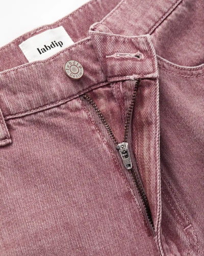 Jean en denim 100 % coton teint quartz rose avec coupe droite, texture douce et légère, idéal pour un style féminin décontracté et estival.