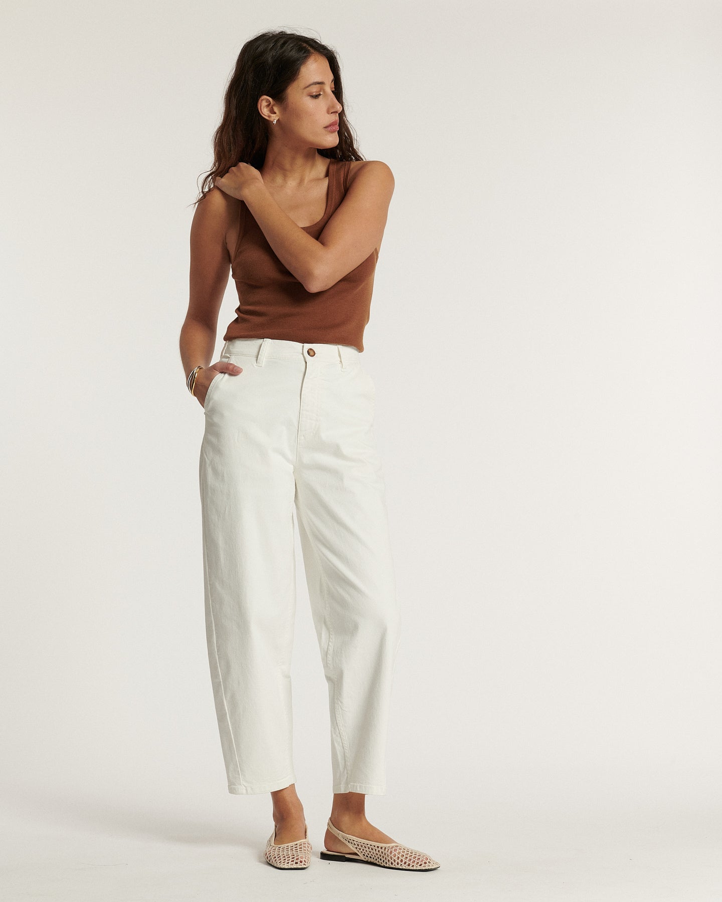 Jean femme blanc en denim stretch 100 % coton, coupe droite et ample, adapté à toutes les morphologies pour un confort quotidien.
