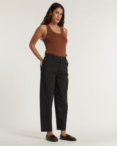 Jean femme en coton stretch de couleur marron foncé, coupe droite et ajustée, conçu pour s’adapter à toutes les morphologies avec un style utility moderne.