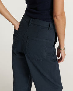 Jean femme marine en coton stretch avec coupe ample et décontractée, poches plaquées au dos, conçu pour s'adapter à toutes les morphologies.