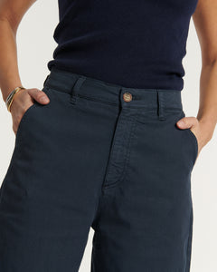 Jean femme marine en coton stretch, coupe droite et ajustée, conçu pour s’adapter à toutes les morphologies avec une touche utility pratique.