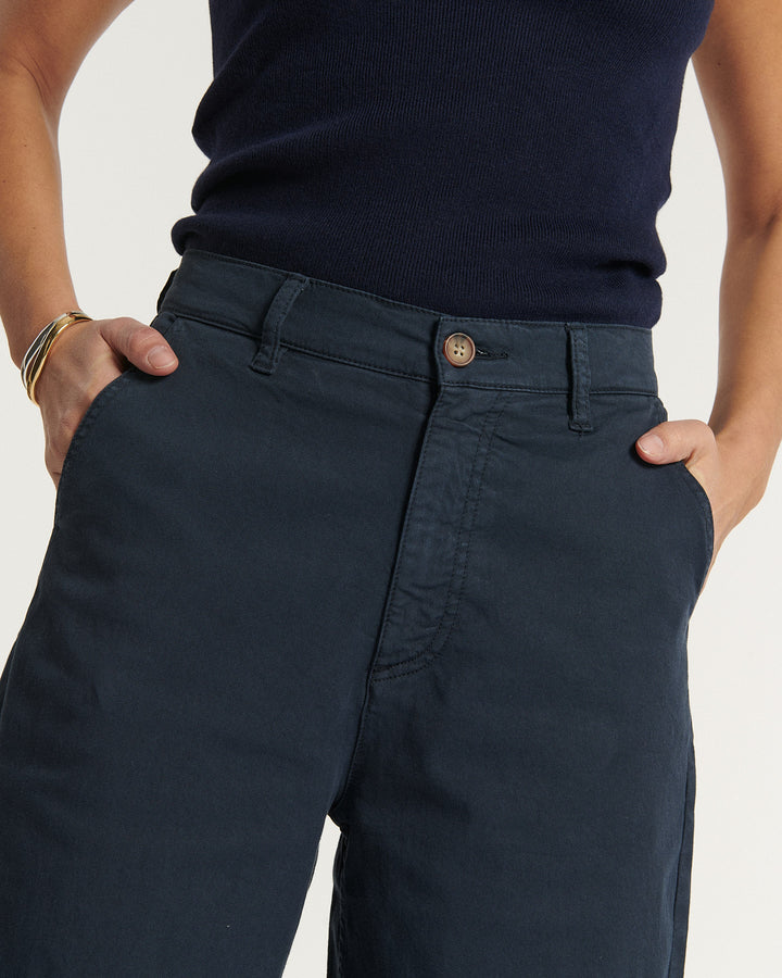 Jean femme marine en coton stretch, coupe droite et ajustée, conçu pour s’adapter à toutes les morphologies avec une touche utility pratique.