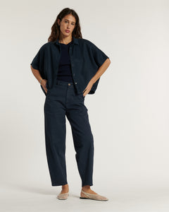 Jean femme marine en coton stretch, coupe droite et confortable, s’adaptant à toutes les morphologies pour un look casual et élégant.