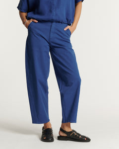 Jean femme en coton bleu outremer avec coupe droite légèrement large et confortable, idéal pour l'été, s'adaptant à toutes les morphologies.