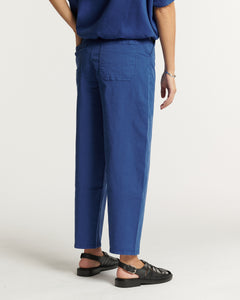 Jean pour femme en coton stretch bleu outre-mer avec coupe droite légèrement large et poches plaquées à l'arrière, conçu pour un confort adapté à toutes les morphologies.