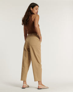 Jean femme couleur praline en coton stretch, coupe droite légèrement ample, offrant confort et élégance pour toutes les morphologies.