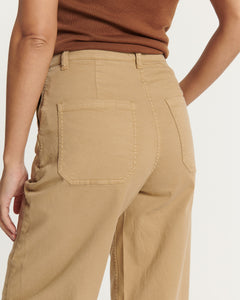 Jean femme en coton stretch couleur praline, coupe droite avec poches plaquées à l'arrière, offrant un ajustement confortable et élégant.