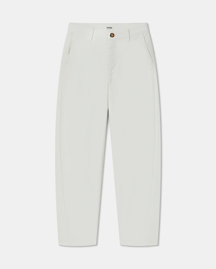 Pantalon blanc en coton stretch, coupe droite légèrement fuselée, adapté à toutes les morphologies, idéal pour un style féminin et confortable en été.