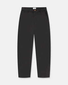 Pantalon pour femme de coupe droite en tissu stretch marron foncé, texture douce avec poches latérales, conçu pour s'adapter à toutes les morphologies.