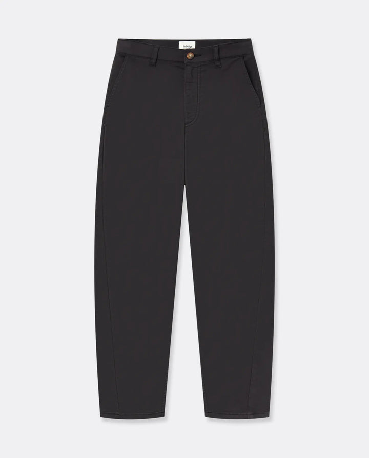 Pantalon pour femme de coupe droite en tissu stretch marron foncé, texture douce avec poches latérales, conçu pour s'adapter à toutes les morphologies.