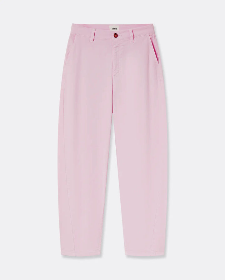 Pantalon en coton rose clair avec coupe utility droite, taille haute et ajustée, conçu pour un confort stretch qui s’adapte à toutes les morphologies féminines.