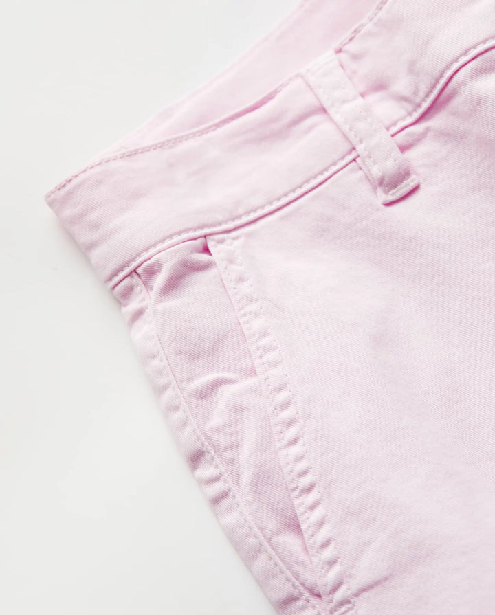 Jean femme en coton stretch de couleur rose clair avec coupe droite et taille mi-haute, offrant un confort et une silhouette adaptée à toutes les morphologies.