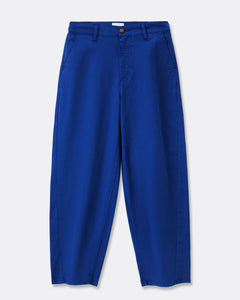 Pantalon femme en coton bleu outre-mer avec coupe ample et taille haute, matière stretch confortable, idéal pour un style décontracté et élégant.