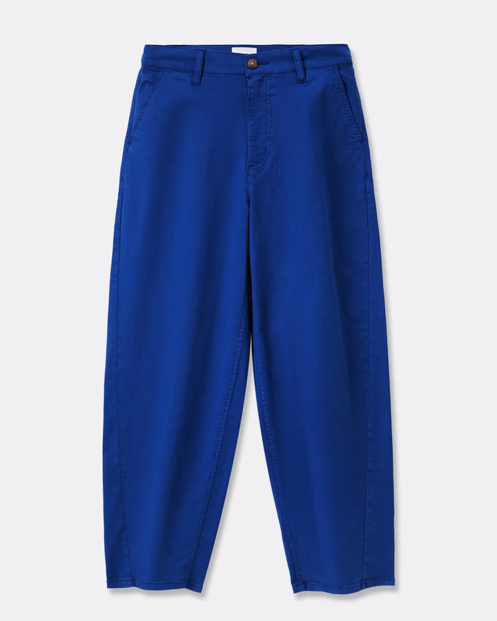 Pantalon femme en coton bleu outre-mer avec coupe ample et taille haute, matière stretch confortable, idéal pour un style décontracté et élégant.