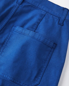 Jean femme en denim stretch bleu outre-mer, coupe utility droite avec poche plaquée, matière douce et confortable qui s'adapte à toutes les morphologies.