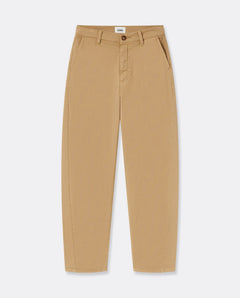 Pantalon femme en coton stretch couleur praline, coupe droite ajustée avec poches latérales, matière souple et confortable adaptée à toutes les morphologies.