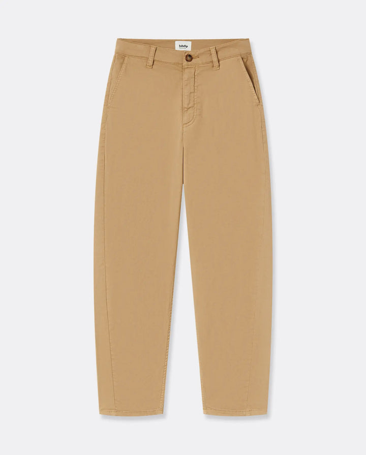 Pantalon femme en coton stretch couleur praline, coupe droite ajustée avec poches latérales, matière souple et confortable adaptée à toutes les morphologies.
