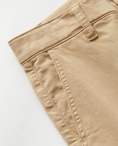 Détail d’un pantalon femme en coton couleur praline, coupe droite avec poches latérales discrètes et tissu stretch confortable.