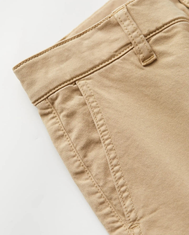 Détail d’un pantalon femme en coton couleur praline, coupe droite avec poches latérales discrètes et tissu stretch confortable.