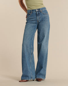 Jean en denim coton bleu clair avec coupe large et longue, offrant un tombé fluide et un style décontracté adapté à toutes les morphologies féminines.
Porté par le mannequin de face