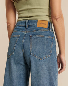Jean femme en denim bleu clair 100 % coton avec coupe large et taille haute, adapté à toutes les morphologies pour un style décontracté et confortable.
Porté par le mannequin détail