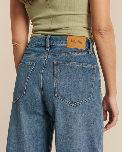 Jean femme en denim bleu clair 100 % coton avec coupe large et taille haute, adapté à toutes les morphologies pour un style décontracté et confortable.
Porté par le mannequin détail