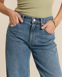Jean en denim 100 % coton de couleur bleu cendré, coupe droite confortable s’adaptant à toutes les morphologies féminines.
Porté par le mannequin détail