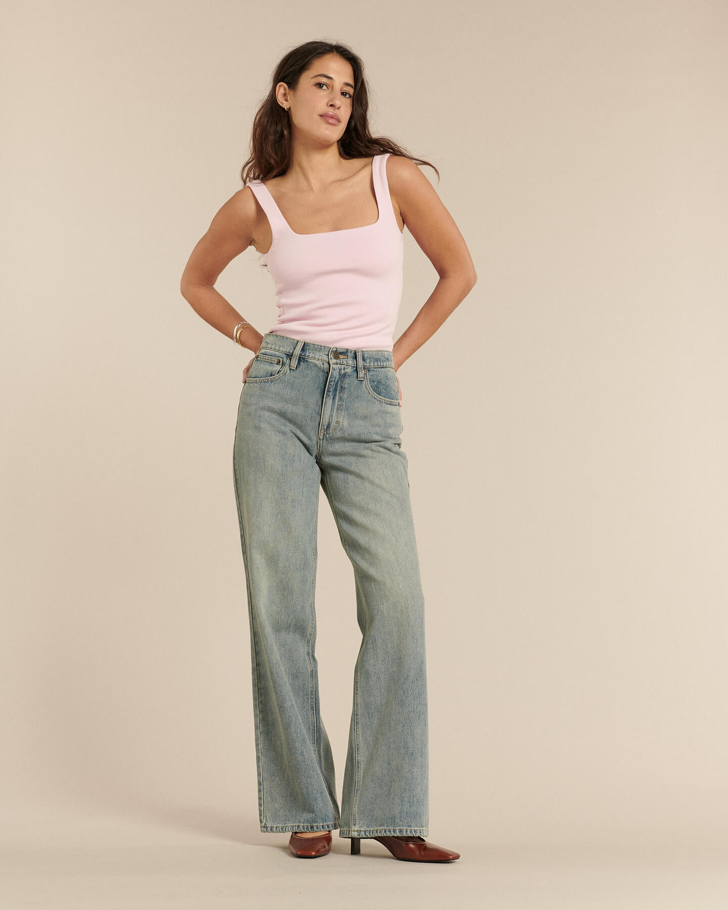 Jean femme en denim bleu délavé clair, coupe droite et ample, matière 100% coton offrant un tombé fluide et un confort idéal pour toutes les morphologies.
Porté par le mannequin de face