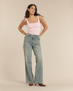 Jean femme en denim bleu délavé clair, coupe droite et ample, matière 100% coton offrant un tombé fluide et un confort idéal pour toutes les morphologies.
Porté par le mannequin de face