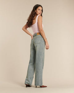 Jean denim 100% coton bleu délavé avec une coupe droite large, confortable et adaptée à toutes les morphologies féminines.
Porté par le mannequin de dos