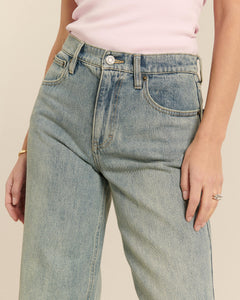 Jean en denim 100% coton bleu délavé avec une coupe droite et une taille haute, conçu pour s’adapter parfaitement à toutes les morphologies féminines.
Porté par le mannequin détail