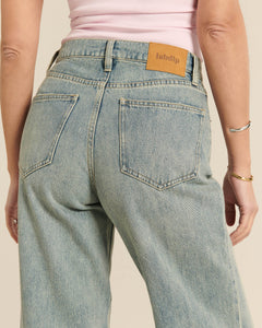 Jean femme en denim 100 % coton de couleur bleu délavé, coupe droite et confortable, adapté à toutes les morphologies pour un style casual et moderne.
Porté par le mannequin détail