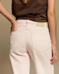 Jean large femme en coton épais teinté rose pâle dans un style vintage dye, coupe flare confortable adaptée aux morphologies en X, collection Labdip écoresponsable.
porté par le mannequin détail