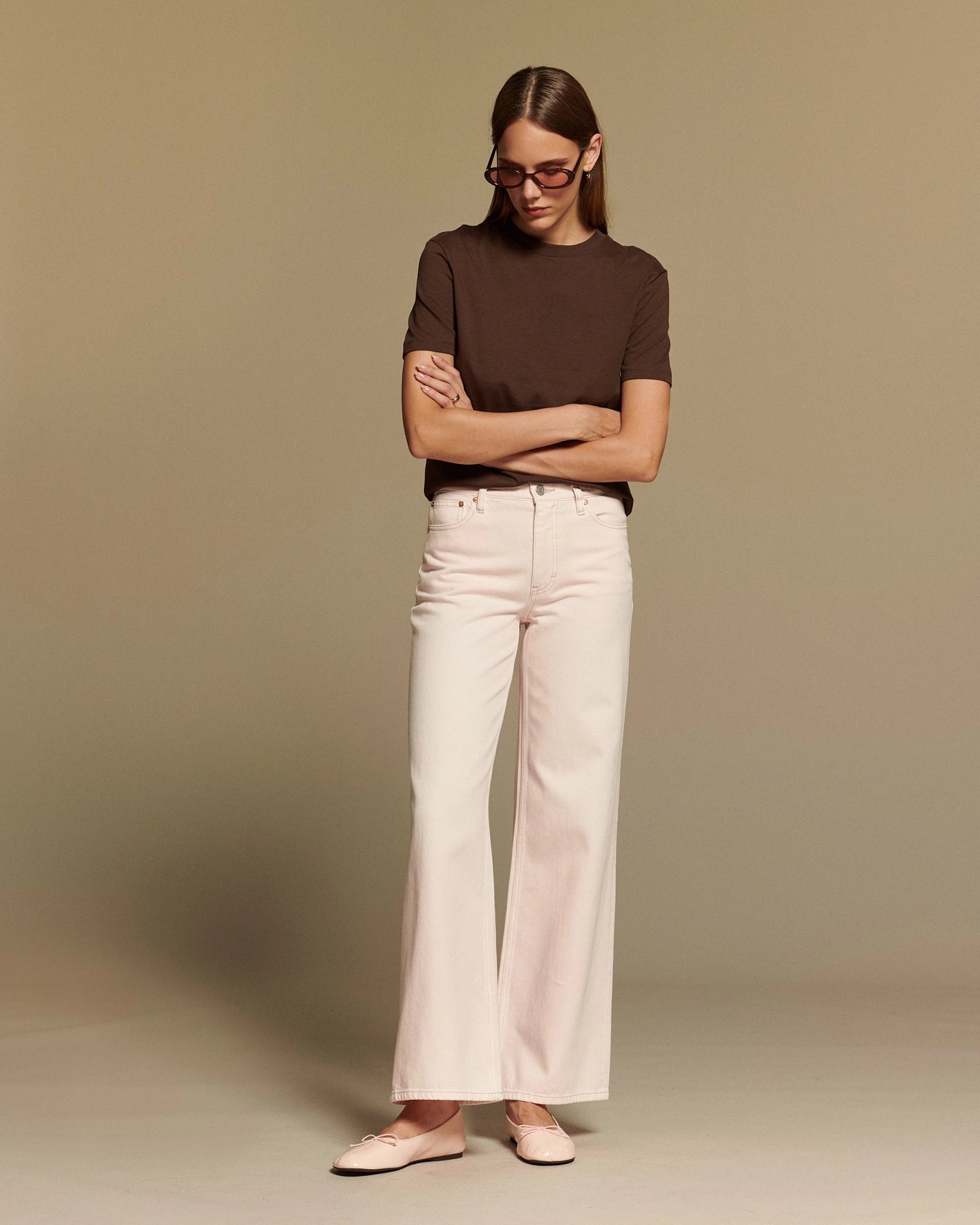 Jean flare pour femme en denim rose pâle, coupe large et taille moyenne, matière 100% coton écoresponsable, s’adaptant parfaitement aux morphologies en X.
porté par le mannequin de face