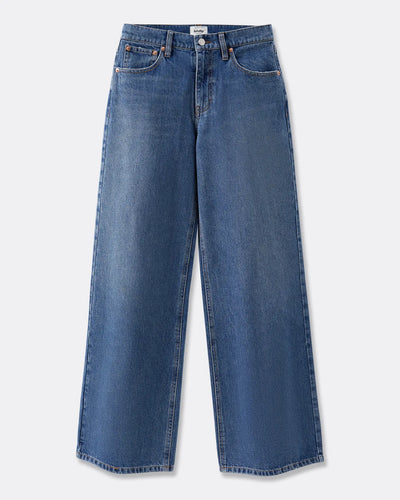 Jean pour femme en denim bleu cendré, coupe droite large et fluide, tissu 100 % coton, conçu pour s’adapter à toutes les morphologies avec un esprit moderne et confortable.