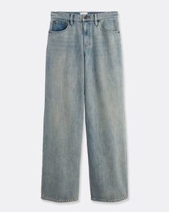 Jean pour femme en denim bleu clair légèrement délavé, coupe large et droite, matière 100 % coton offrant un style confortable et adapté à toutes les morphologies.