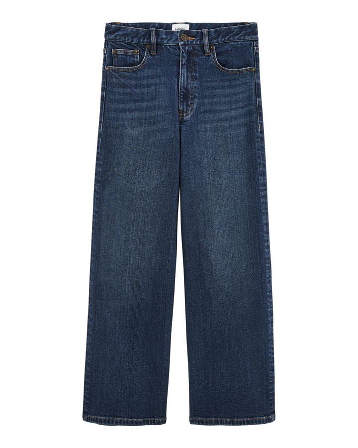Jean droit en denim bleu foncé avec un lavage stormy, coupe fluide et confortable, conçu pour s'adapter à toutes les morphologies féminines.