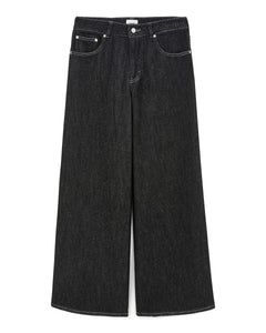 Jean femme en denim coton de couleur gris foncé, coupe large et droite, offrant un style confortable et adaptable à toutes les morphologies.