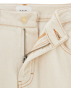 Jean pour femme en denim écru 100 % coton, coupe droite avec détails de surpiqûres contrastantes, fermeture éclair et bouton métallique marqué Labdip.